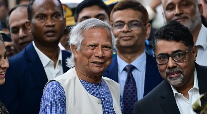 Yunus aterriza en Bangladés para liderar Gobierno interino