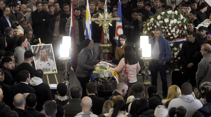 Miles de personas despiden a Juan Izquierdo en Uruguay