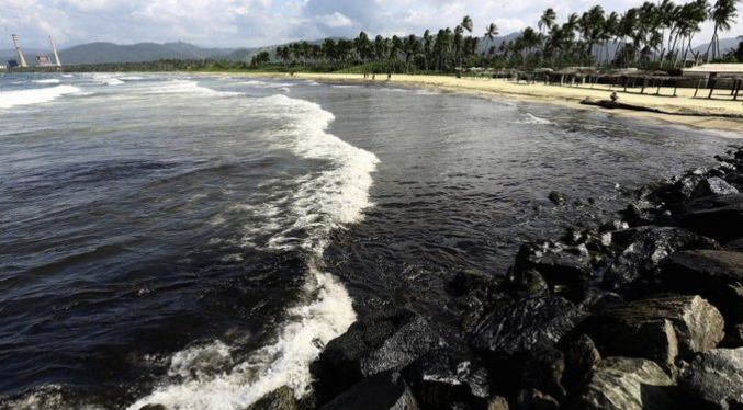 Reclaman culminación de la limpieza en playas de Carabobo por derrame petrolero