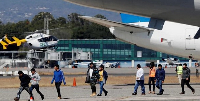 Primer vuelo de repatriación de migrantes financiado por EEUU sale de Panamá