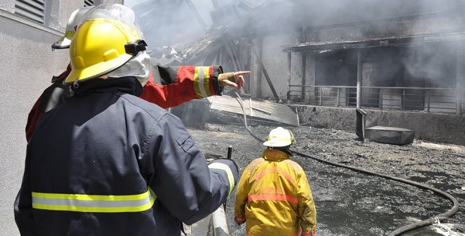 Investigan las causas del incendio en zona industrial de La Bandera