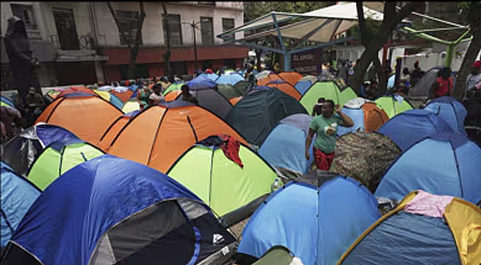 Migrantes venezolanos improvisan campamentos en capital de México a la espera de un asilo en EEUU