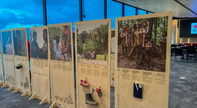 La Cruz Roja realiza una exposición sobre los migrantes que cruzan la selva del Darién