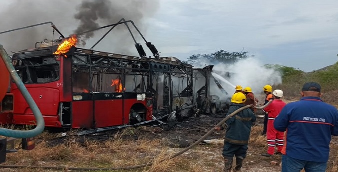 Siete unidades afectadas durante incendio en patios de Transbarca en Barquisimeto