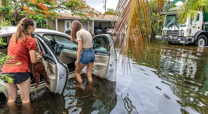 Helene sube a categoría 4 produciendo inundaciones en Florida con apagones en sureste de EEUU