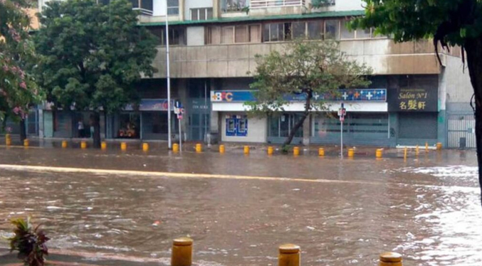 Lluvias dejan varias calles inundadas en la Gran Caracas este 2-S