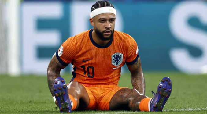 Aficionados del Corinthians reciben por todo lo alto a Memphis Depay