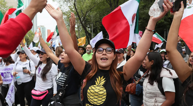 Trabajadores, estudiantes y opositores marchan en México contra la reforma judicial