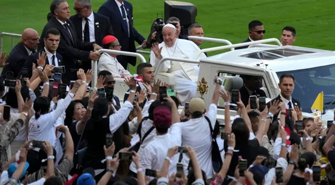 Papa Francisco celebra misa para cien mil personas en Yakarta e insta a construir un mundo de paz