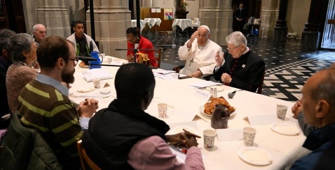 El Papa desayuna con las personas sin hogar en la parroquia de San Gilles en Bélgica