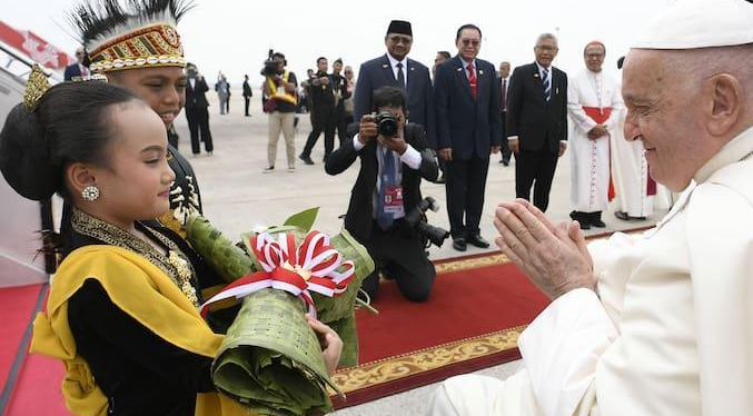 El Papa llega a Indonesia para relanzar los lazos con el islam