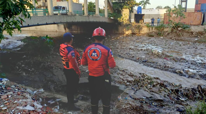 Continúa la búsqueda de un adolescente arrastrado por una quebrada en Catia