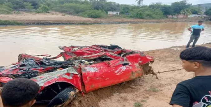 Rescatan a mujer tras ser arrastrada por una quebrada en el municipio Zamora