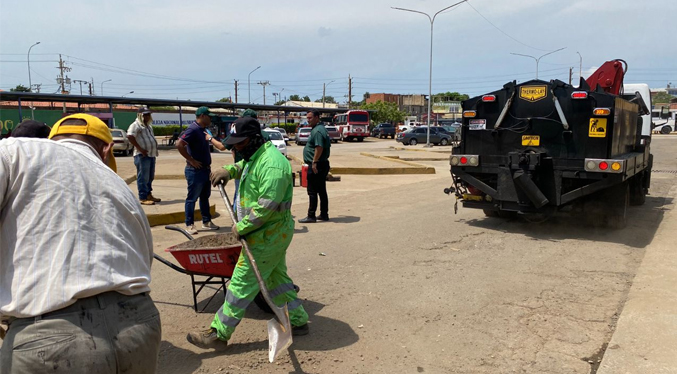 Aplican cuatro toneladas de asfalto para reparar vialidad de los andenes del Terminal de Pasajeros