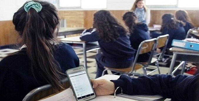 Expertos alertan sobre la necesidad de regular el uso de teléfonos en colegios