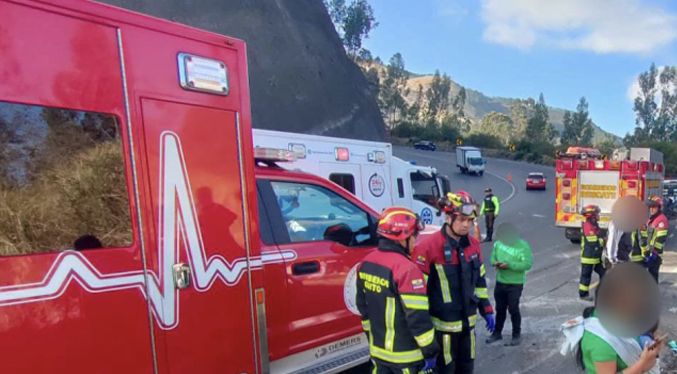 Vuelco de un autobús deja ocho fallecidos en Quito