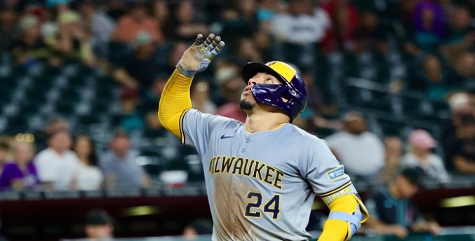 Contreras pone el moño a la victoria de Milwaukee