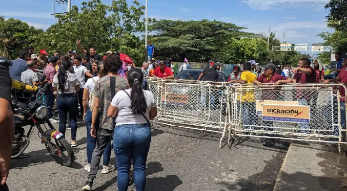 Bloquean accesos al puente Simón Bolívar desde Cúcuta