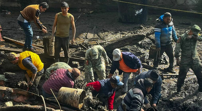 Fallecen 15 personas tras dos derrumbes en el centro de México