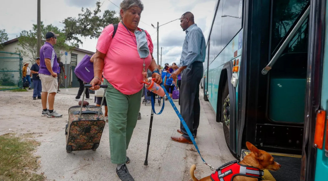 Miles de personas evacúan las costas de Florida ante amenaza del huracán Helene