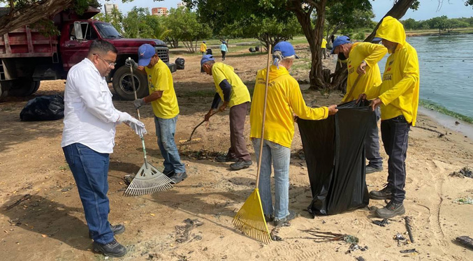 Ejecutan jornada de recolección de desechos en las orillas del Lago de Maracaibo