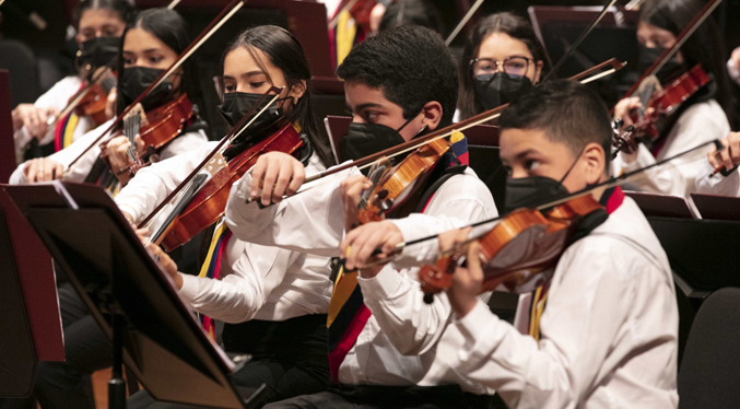 Orquesta de niños de Vánimo con director venezolano toca ante el Papa