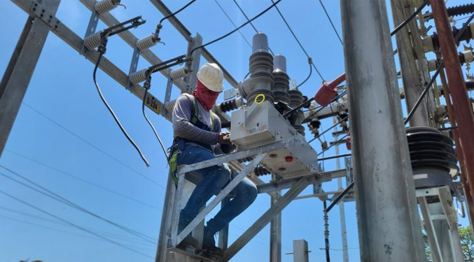 Mejoran operatividad de subestaciones eléctricas en la Costa Oriental del Lago con instalación de 21 reconectadores