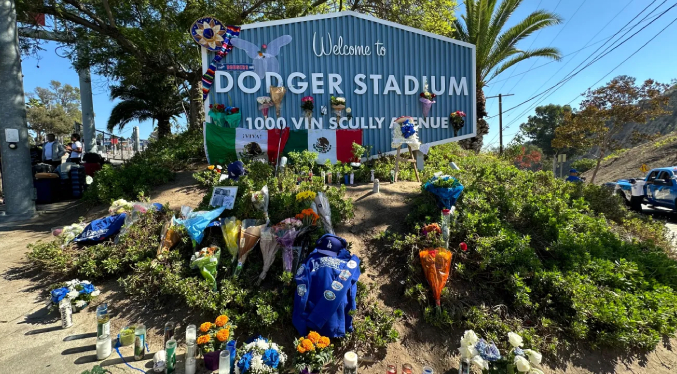 Fanáticos acuden al estadio de Los Dodgers a rendir tributo a la memoria de Fernando Valenzuela