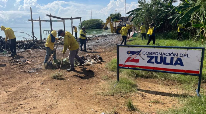 La Gobernación limpia Playa Macuto en un operativo especial de recolección de desechos