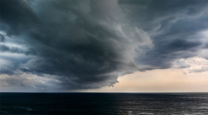 Huracán Kirk sigue en aguas abiertas del Atlántico y acompañado por la tormenta tropical Leslie