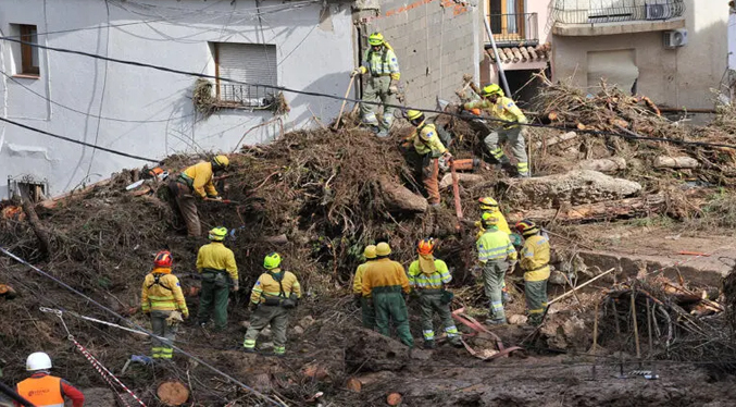 Equipos de rescate españoles continúan la búsqueda de víctimas de las inundaciones