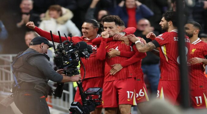 Liverpool vence al Chelsea y se mantiene en la azotea de la Premier League