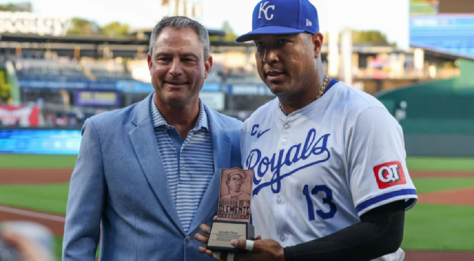 El venezolano Salvador Pérez gana el premio Roberto Clemente