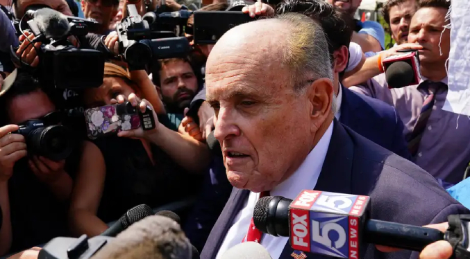 Juez ordena a Giuliani pagar compensación a mujeres que difamó