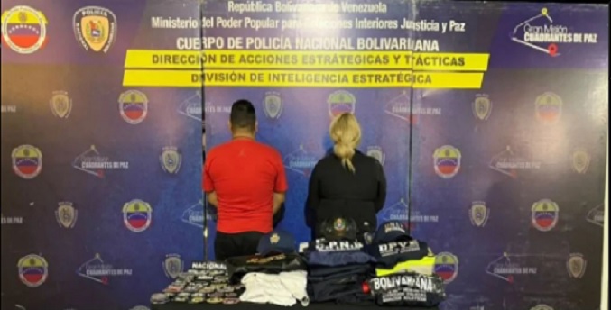 Capturan a pareja por usurpar funciones policiales y venta ilícita de indumentaria oficial