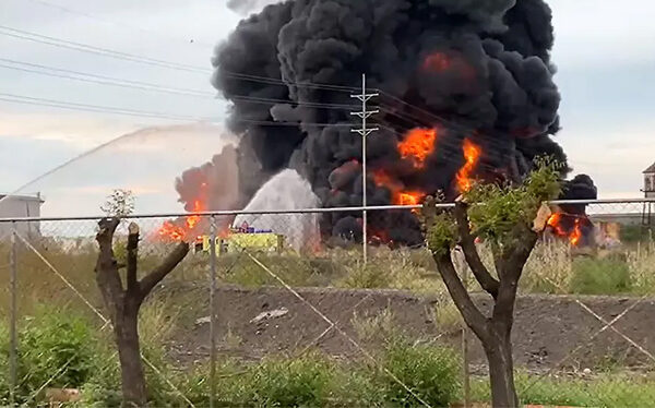 Viceministro de Gestión de Riesgo y Director Nacional de Bomberos inspeccionan incendio del tanque de Pdvsa-La Salina