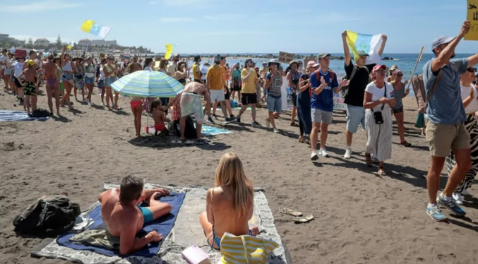 Miles de personas se manifiestan en contra del turismo de masas en las islas Canarias