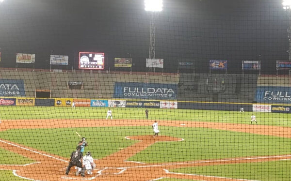 Inicia el juego inaugural de las Águilas del Zulia: «Al equipo campeón voy» (+Vídeo)