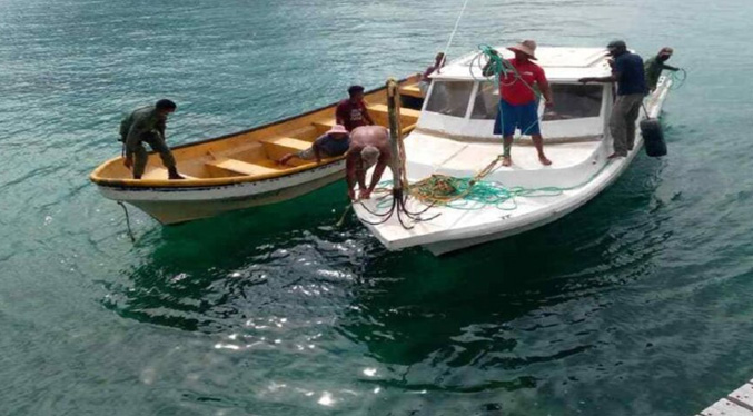 Rescatan en La Guaira a cuatro pescadores que estaban en una embarcación a la deriva