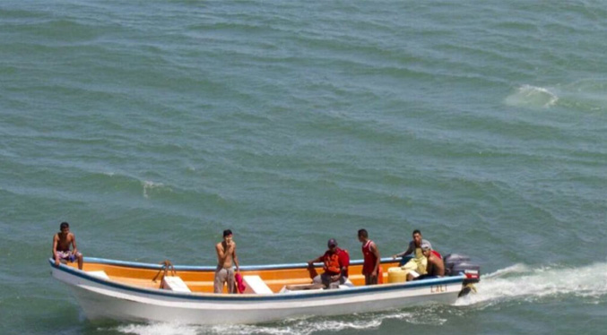 Rescatan con vida a tres pescadores tras días a la deriva en Falcón