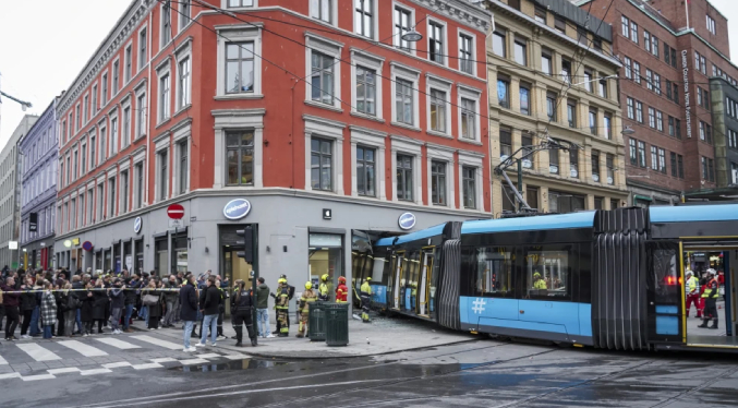 Tranvía se descarrila, choca contra una tienda en Oslo y deja cuatro heridos