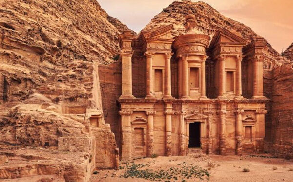 Descubren tumba secreta de 2 mil años de antigüedad en el icónico Tesoro de Petra