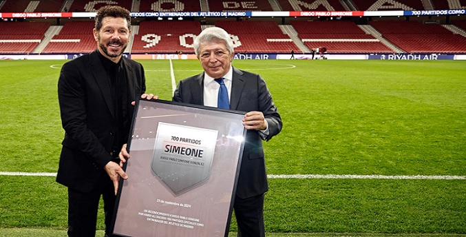 «Cholo» Simeone recibe reconocimiento por 700 partidos como entrenador del Atlético de Madrid