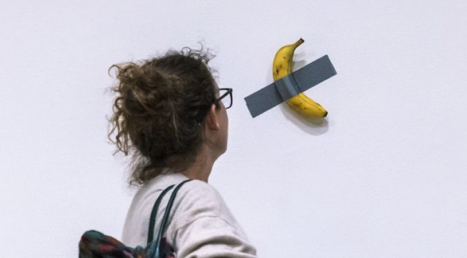 Compran la banana con cinta adhesiva de Cattelan por $ 6,2 millones en Nueva York