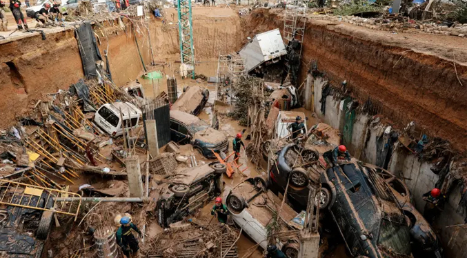 Dana deja más de 100 mil vehículos en las carreteras por el temporal en Valencia