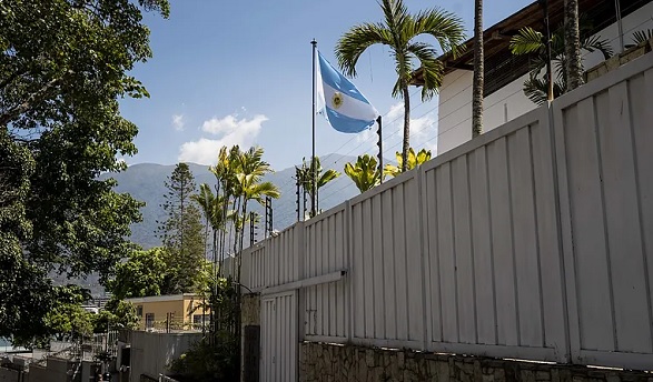 Opositores venezolanos denuncian corte del servicio eléctrico en residencia de Argentina