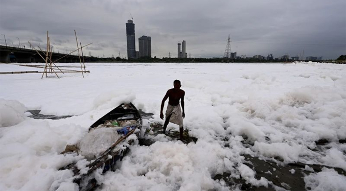 Espuma tóxica cubre río sagrado en Nueva Delhi