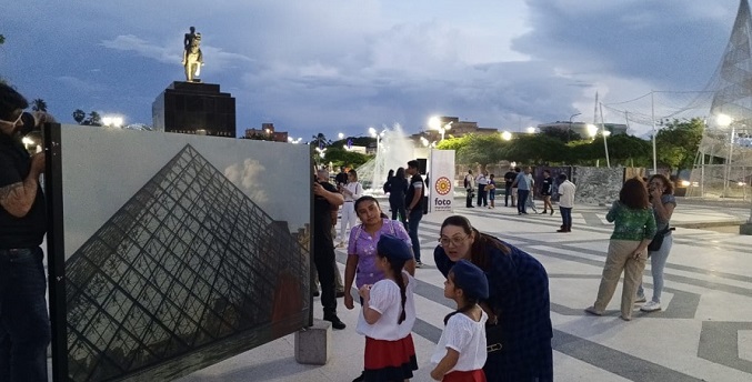 La exposición Happy Culture del francés Mario Fourmy se exhibe en el parque Urdaneta