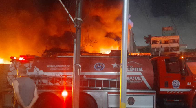 Siete lesionados tras incendio de un galpón en Caracas