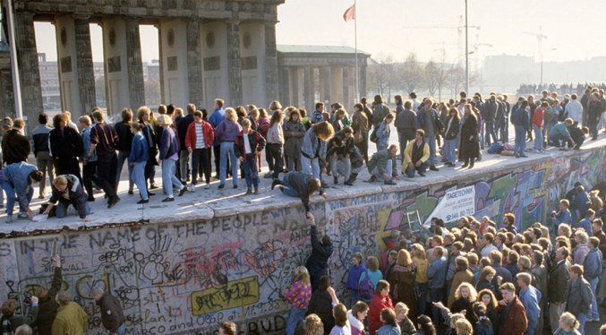 Más de 500 mil personas participan en fiestas por 35 años de la caída del muro de Berlín